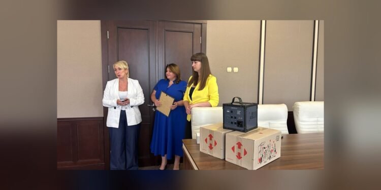 Сім’ям опікунів із Димерської громади передали зарядні станції